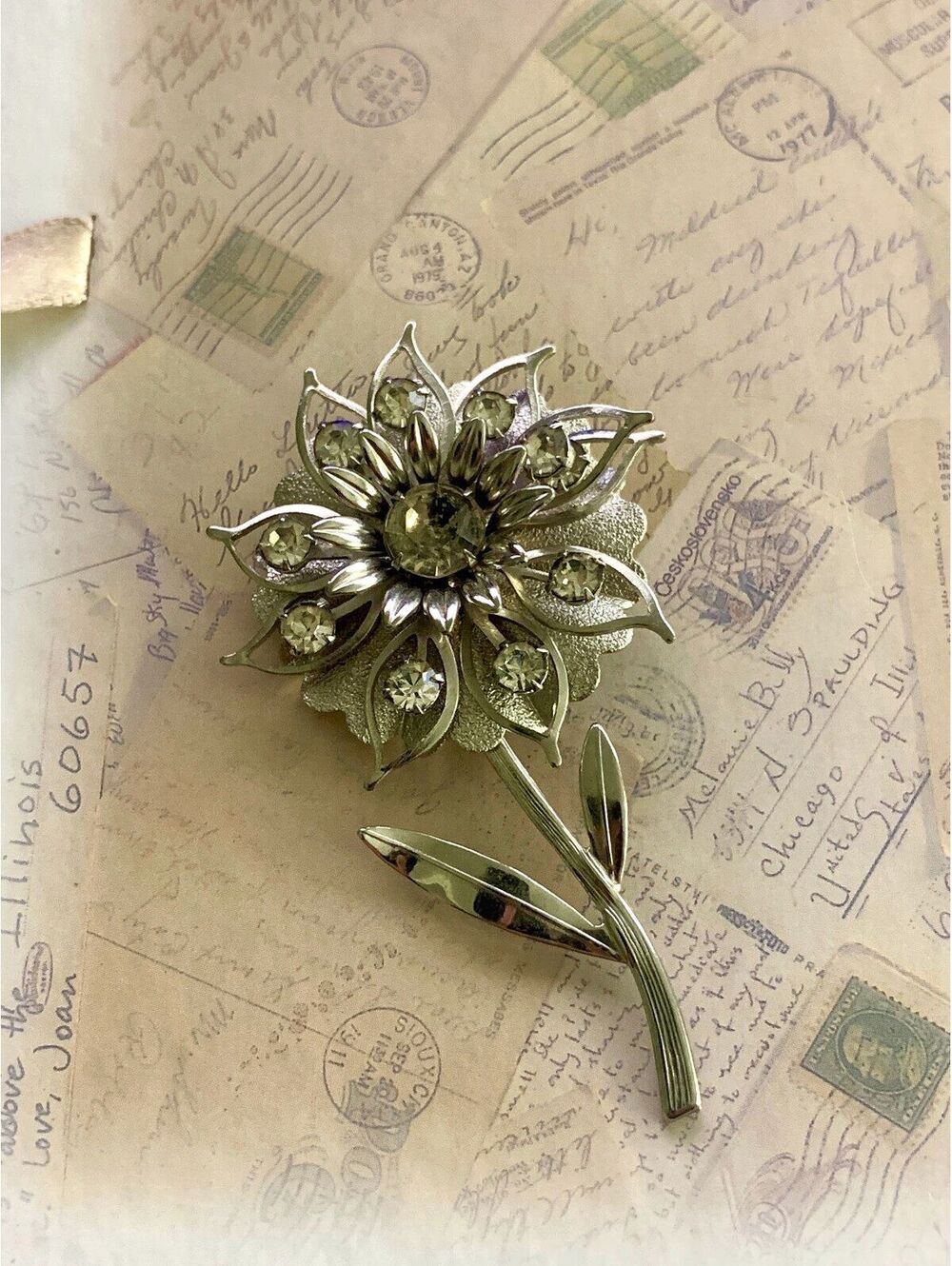 Vintage Elegant Silver Flower Brooch Pin with Sparkling Rhinestones